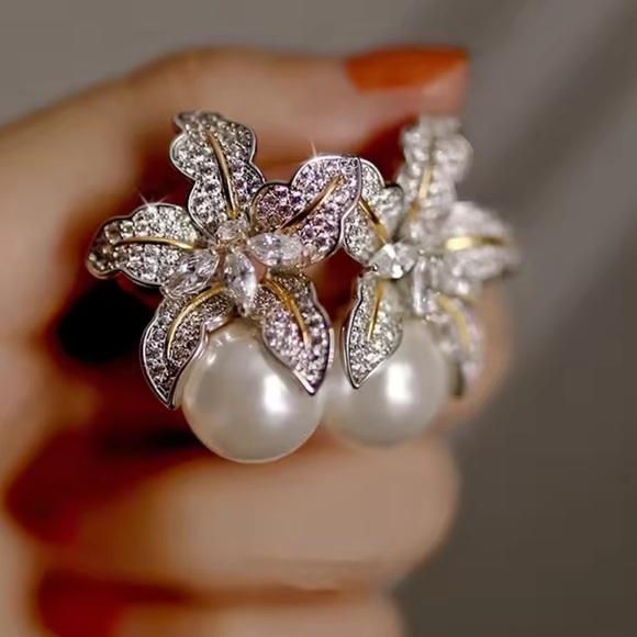 Pearl Flower Elegant Silver Crystal Earrings - Picture 3 of 9